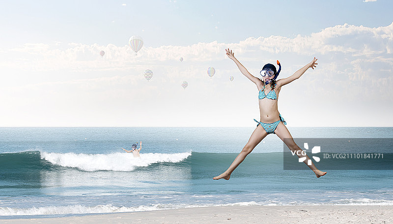 我美好的暑假：戴着潜水镜的学龄儿童的乐趣图片素材