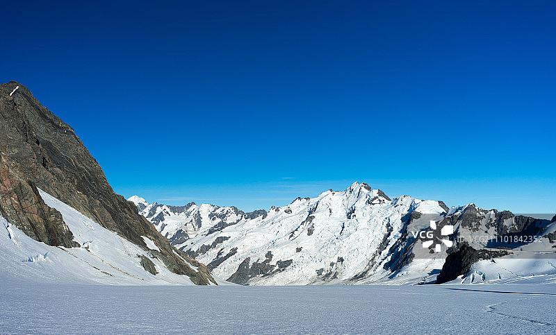 山峰。雪山和湛蓝的天空图片素材
