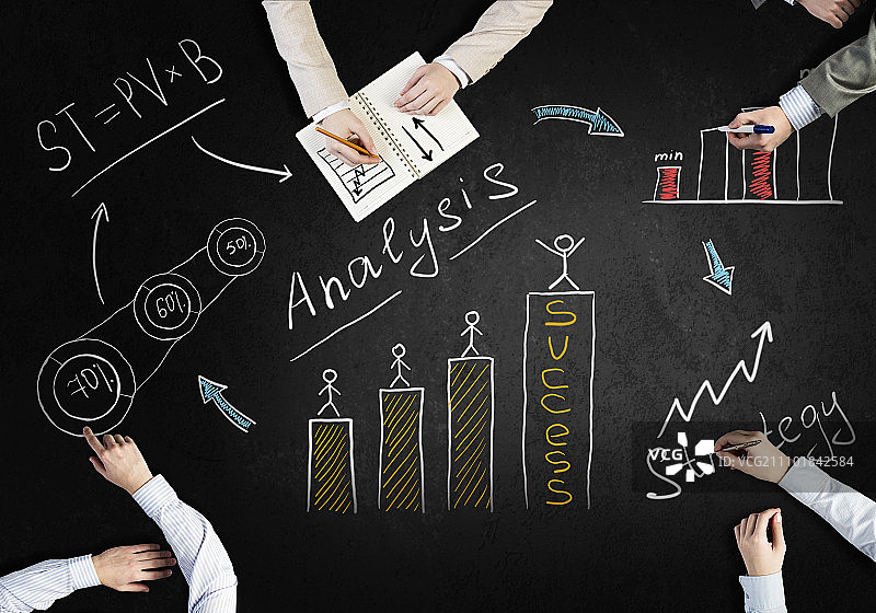 商务团队的创意工作。人们绘制商务团队合作战略的俯视图图片素材