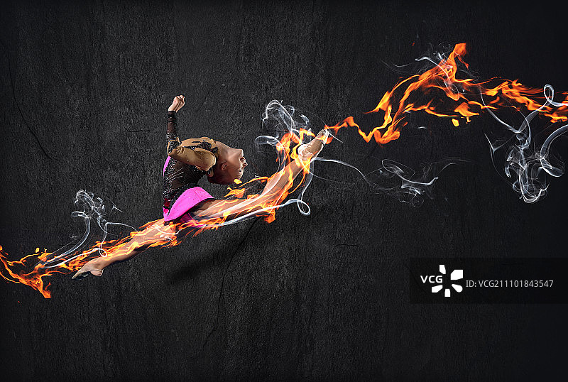 身穿体操服的年轻女人摆姿势。身穿体操服的年轻可爱女人在黑色背景上展示运动技巧图片素材