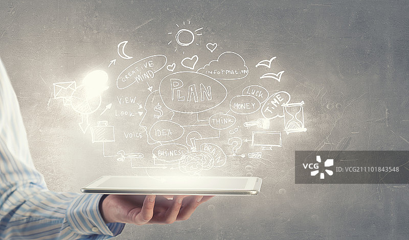 商务人士手中的平板电脑与计划草图图片素材
