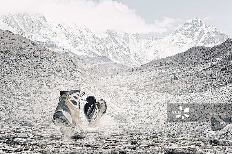 徒步靴：行走在小路上的登山靴图片素材