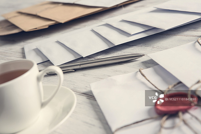 桌子上的带封印的信件，带有蜡封信封的旧邮政概念在木质表面上图片素材