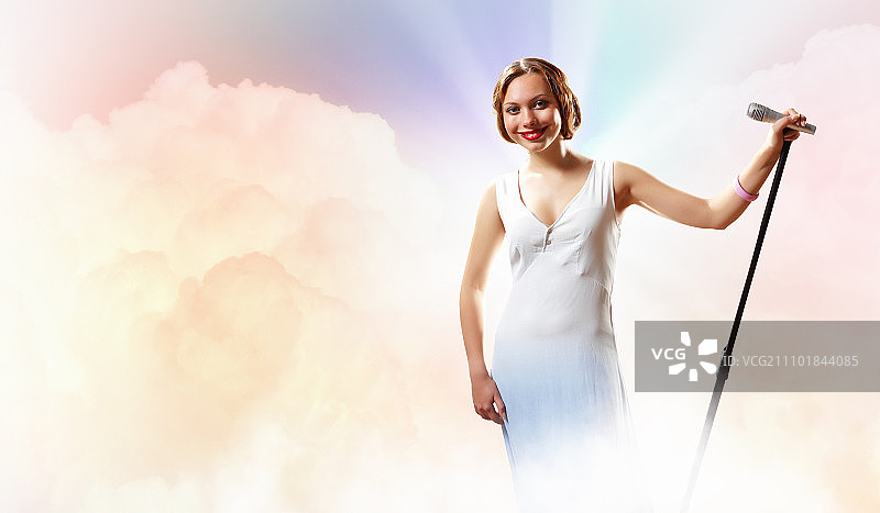 手持麦克风的女摇滚歌手图片素材