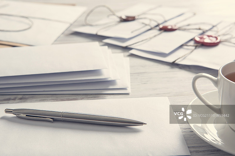 桌子上的带封印的信件，带有蜡封信封的旧邮政概念在木质表面上图片素材