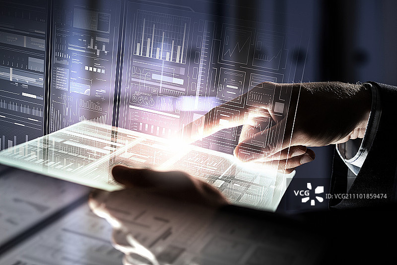使用创新技术：商人在虚拟界面背景上使用平板电脑图片素材
