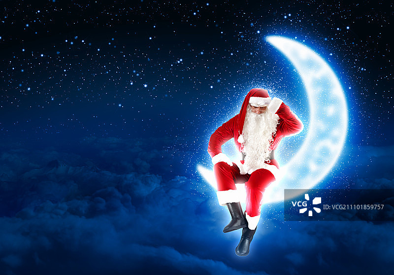 圣诞老人坐在月亮上，冬季森林背景图片素材