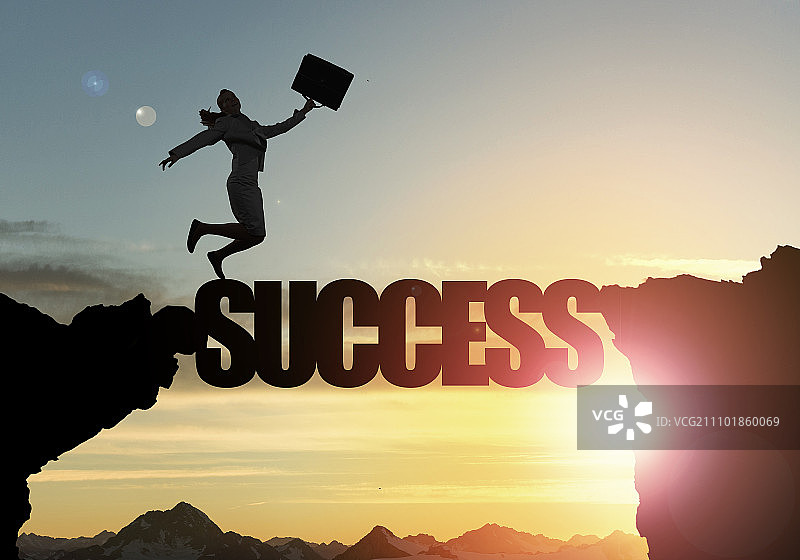 日出时分的女商人轮廓：在成功的桥上奔跑图片素材
