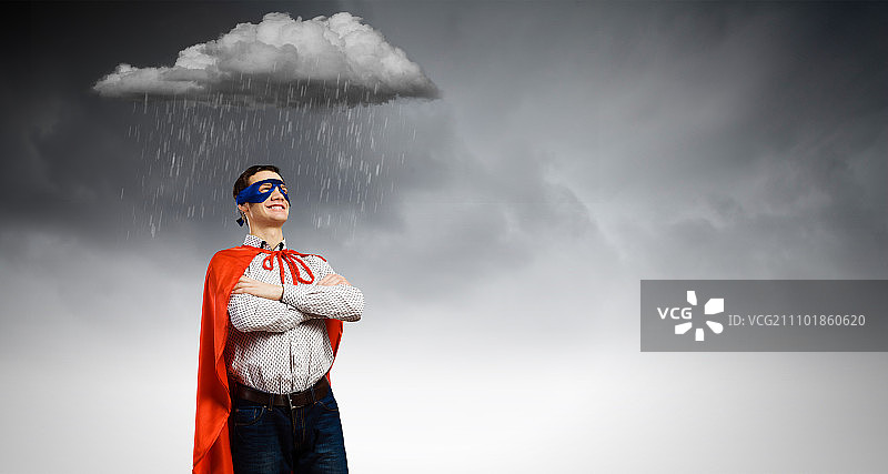 自信的超级英雄：戴着超人面具和披风的年轻男人图片素材