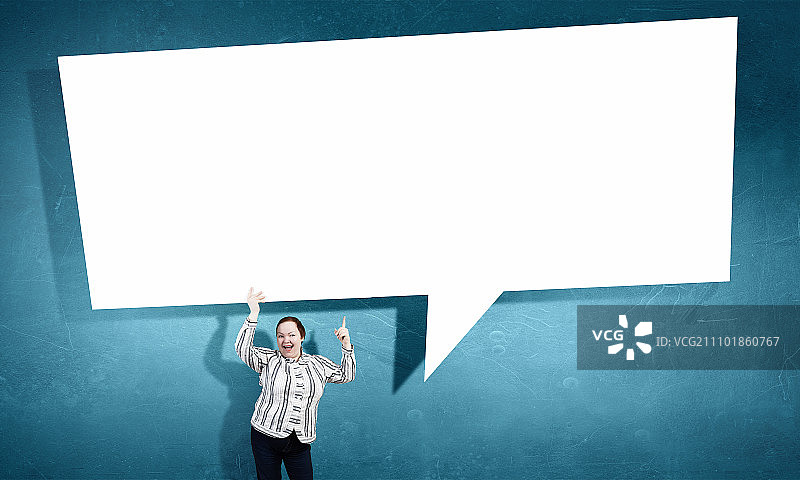 拿着banner的矮胖女人。拿着空白白色演讲banner的中年矮胖女人图片素材