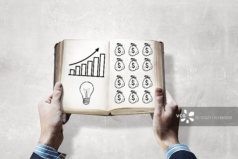 如何赚钱：书本上的金融理念图片素材