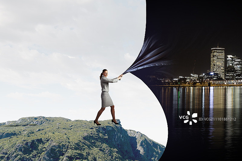 年轻漂亮的女商人拉着空白的banner。女商人拉着布料banner图片素材