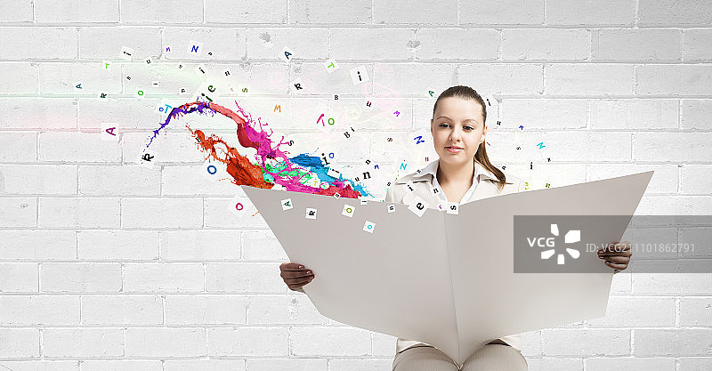 阅读报纸的女人，身穿白色西装的女商人正在阅读空白报纸图片素材