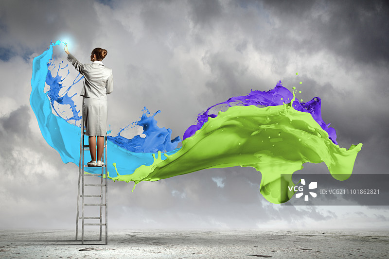 年轻女子绘制飞溅图案图片素材