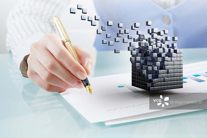 新技术集成过程：商务人士用笔在纸上书写数字立方体图片素材