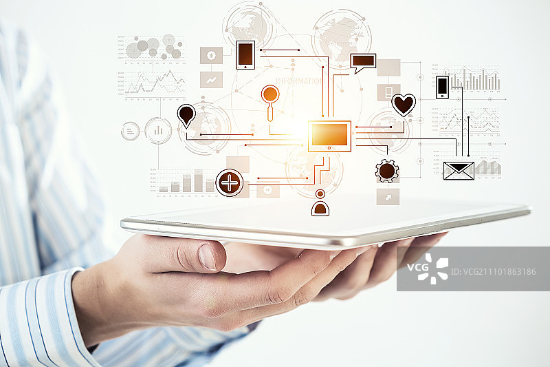 全球连接。商人手持触摸板电脑，展示社交网络概念图片素材