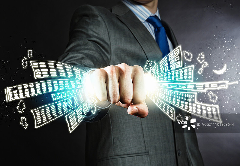 购买房地产。商人紧握现代城市图片素材