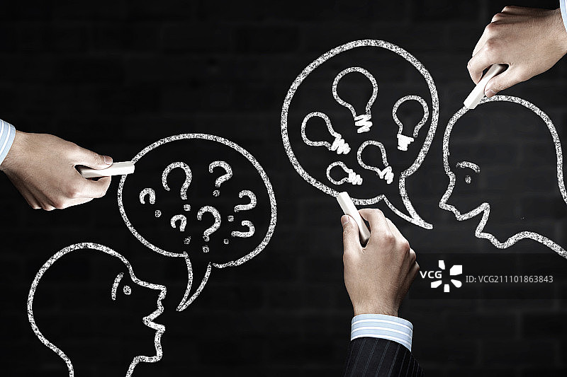 通信概念：在黑墙上用手绘制两人之间的对话图片素材