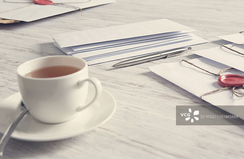 桌子上的带封印的信件，带有蜡封信封的旧邮政概念在木质表面上图片素材