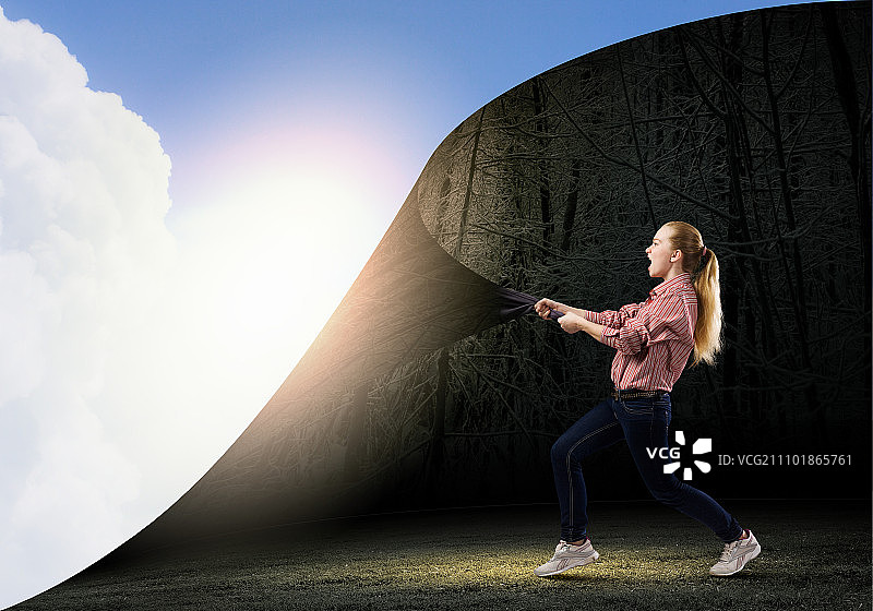 另一个现实：翻页的年轻休闲女性图片素材