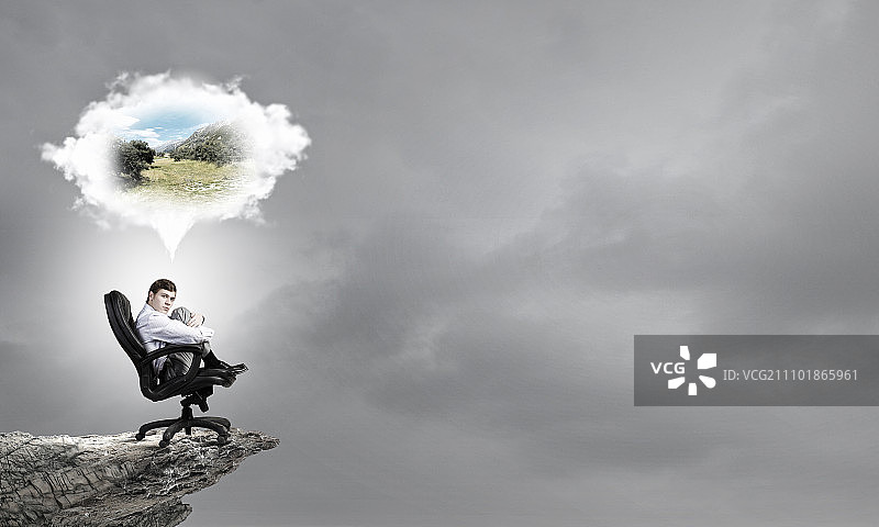 有自信的商人坐在椅子上做梦图片素材
