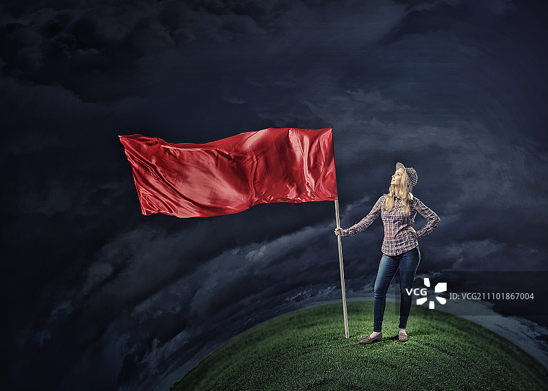 挥舞着红旗的女人图片素材