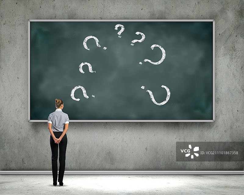 商务教育：商务人士看黑板背影图片素材