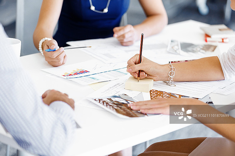 纸上书写的手图片素材