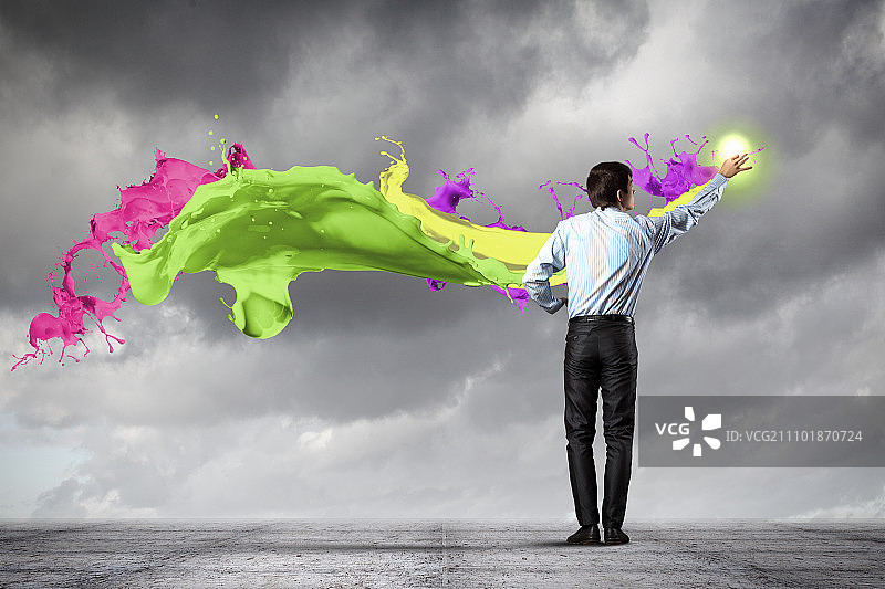 男人手指泼洒颜料作画图片素材