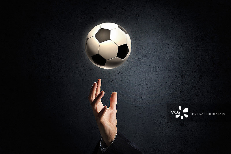 手持足球的商务男士特写图片素材