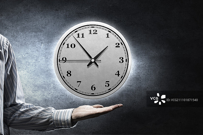 时间管理：手持手表的特写图片素材