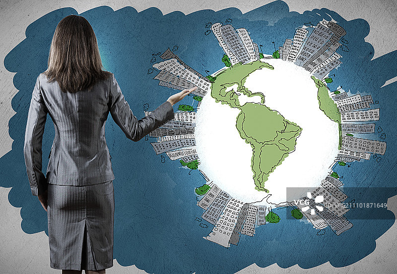 全球商业：商务女性展示地球图片素材