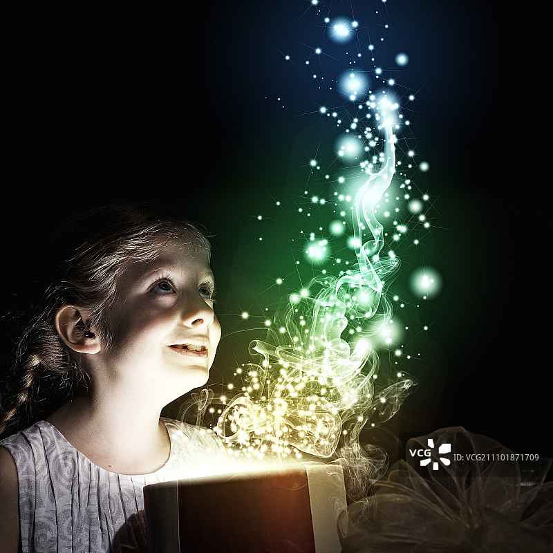 圣诞节惊喜。快乐的惊讶的女孩打开圣诞礼物盒图片素材