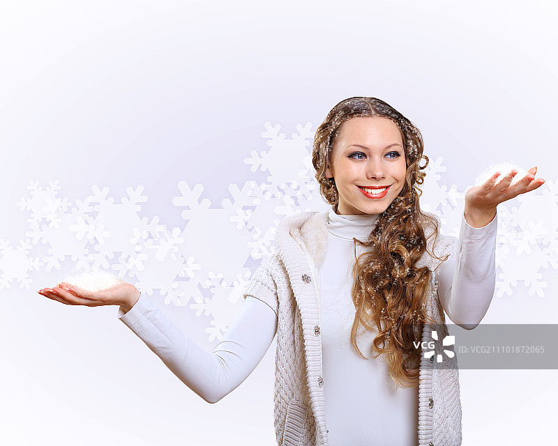 披着长发，身穿温暖套头衫的年轻漂亮女人图片素材