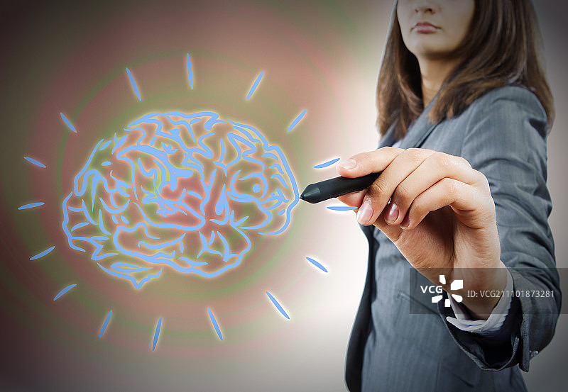 头脑风暴概念：女商人用笔绘制人脑特写图片素材