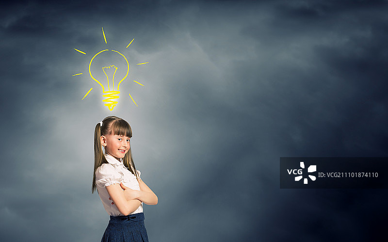 学童与灯泡图片素材