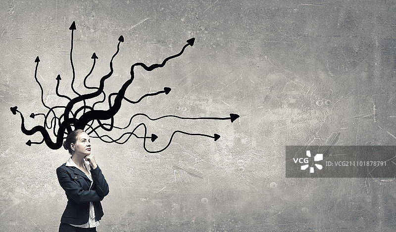做决定的女商人：沉思的女商人，箭头从头部冒出图片素材