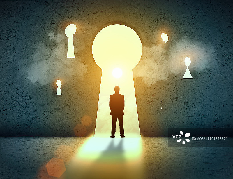 站在钥匙孔中的商人轮廓：阳光照耀图片素材