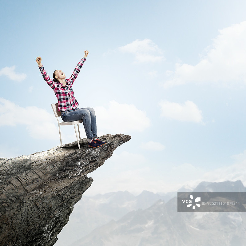 庆祝成功的年轻女士图片素材