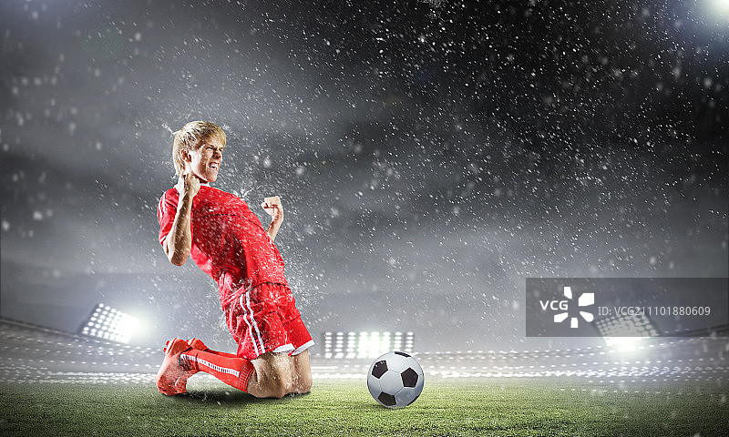 足球球门：跪地欢呼的足球运动员图片素材