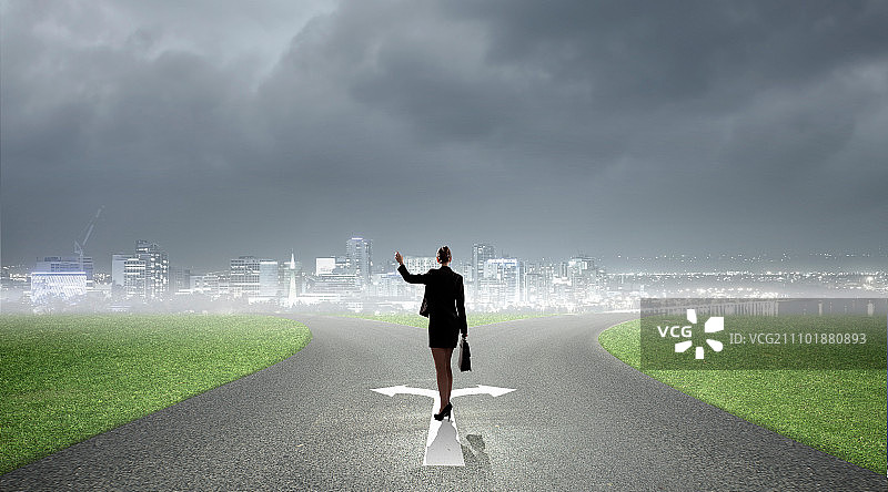 选择你的道路，站在十字路口做出选择的女商人背影图片素材