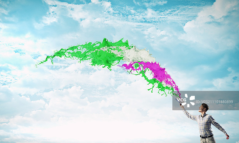 书籍助您脱颖而出，年轻男子伸手拿书图片素材