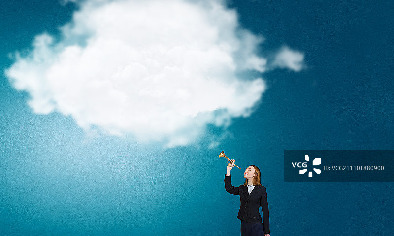 用喇叭讲话的女人。穿着西装的年轻女商人用喇叭宣告事情图片素材