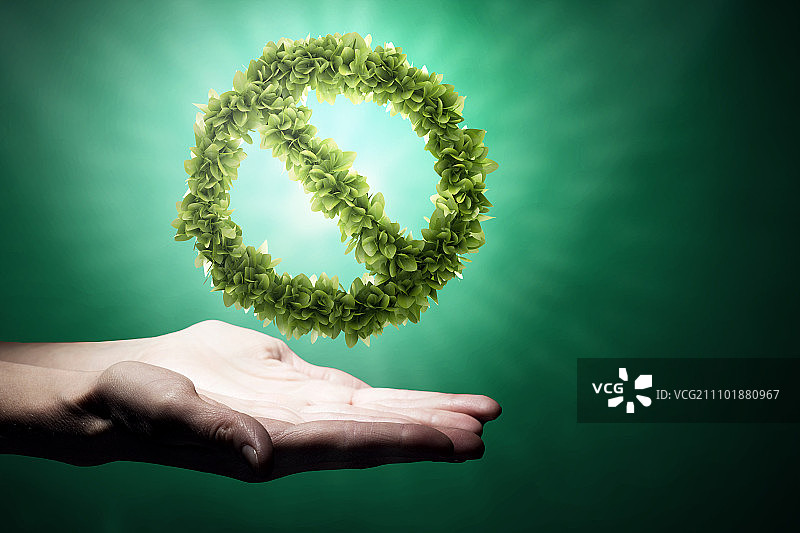 停止污染，手持绿色禁止标志特写图片素材