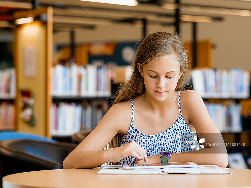 在图书馆看书的少女图片素材