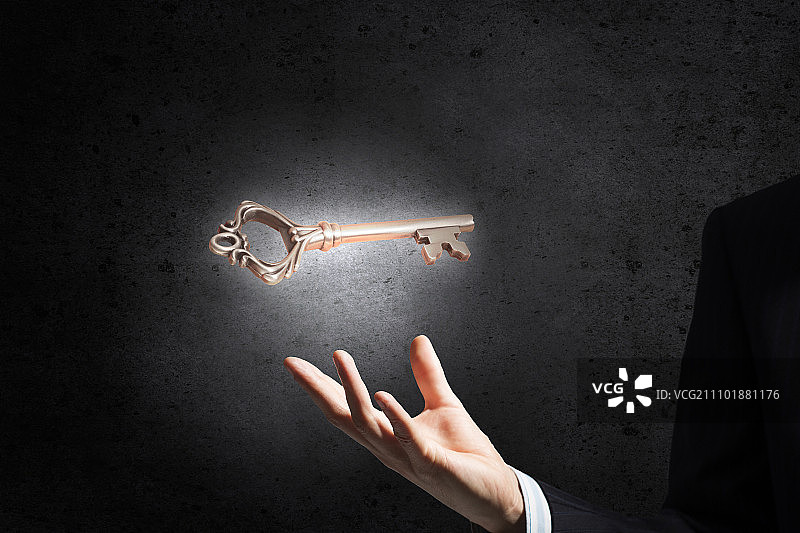 手中拿着钥匙特写，象征成功图片素材