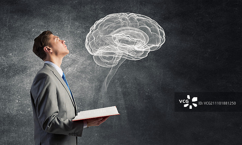 用书籍拓展思维，拿着打开的书本的震惊商人图片素材