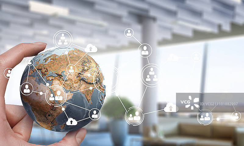 媒体全球化技术概念。女性手持地球仪。此图像元素由NASA提供。混合媒体图片素材
