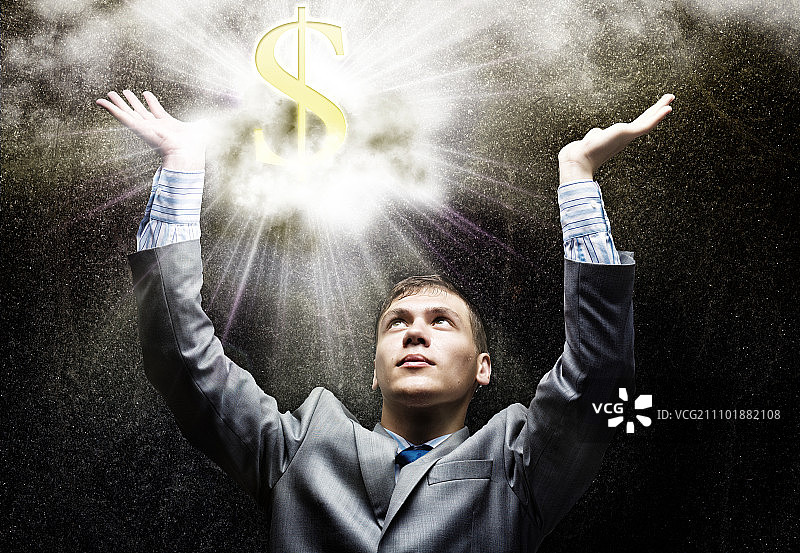 财富概念：商人祈祷美元符号图片素材