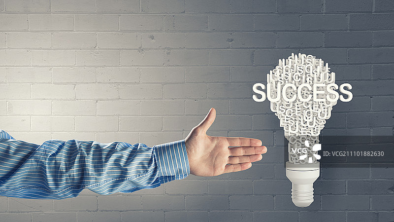 成功的想法：手势指向灯泡特写图片素材